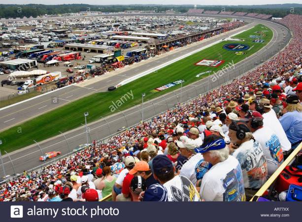 fans-crowd-into-the-stands-to-watch-a-major-nascar-race-ar77xx